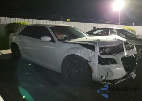 2019 Chrysler 300 S z USA, uszkodzony, nr VIN 2C3CCAGG7KH542812